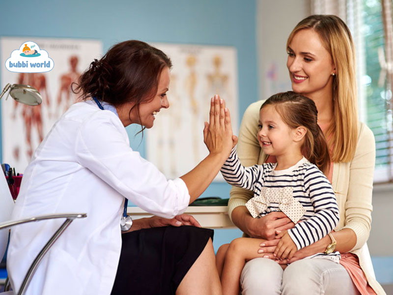 Cho trẻ đi khám khi có các biểu hiện bất thường ở hệ tiêu hoá