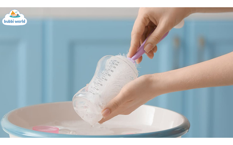 Làm sạch bình sữa trước khi tiệt trùng